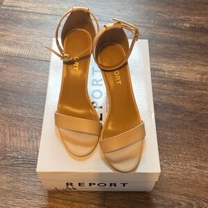 Report Women's Tan and Cream Sandals